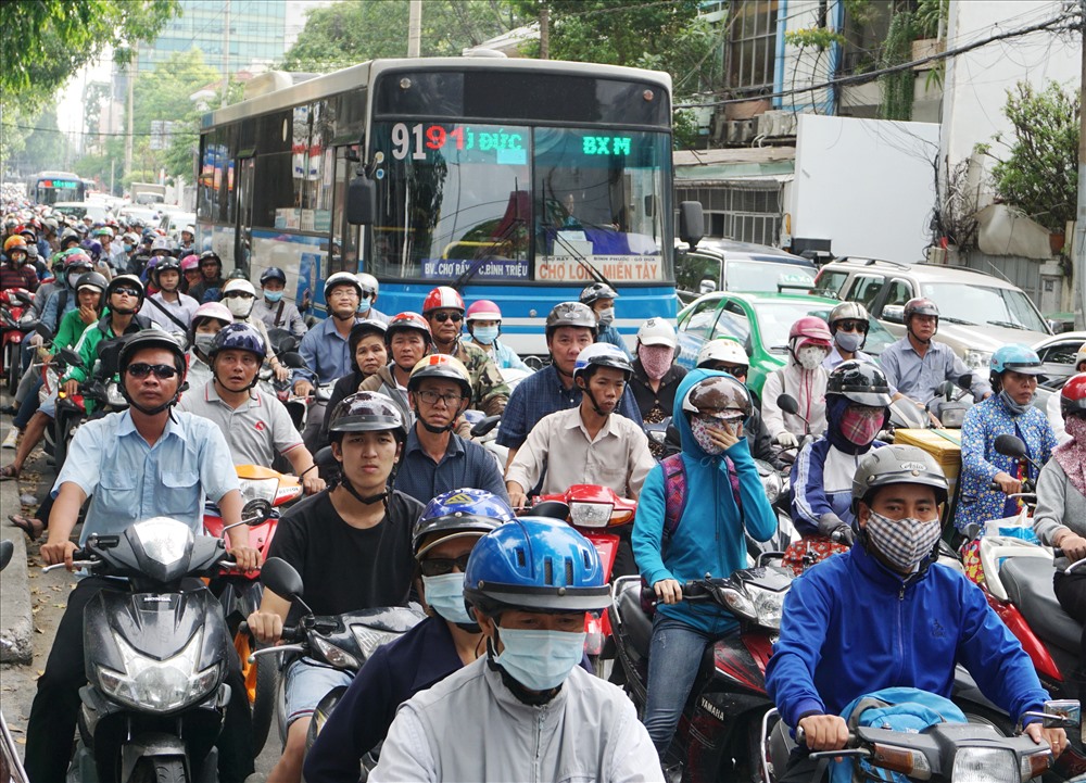Tại sao cấm xe máy khi giao thông công cộng còn kém phát triển?