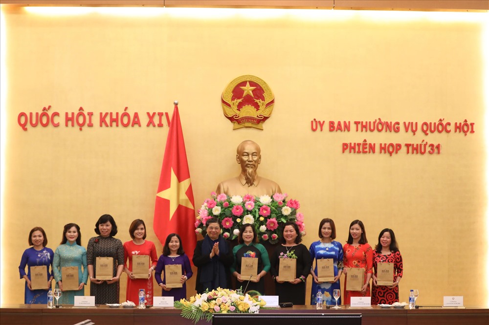 Đồng chí Tòng Thị Phóng, Ủy viên Bộ Chính trị, Phó Chủ tịch Thường trực Quốc hội tặng quà lưu niệm tới các cán bộ nữ công tiêu biểu. Ảnh: Sơn Tùng. 