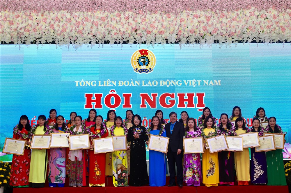 Đồng chí Đặng Thị Ngọc Thịnh, Ủy viên Ban Chấp hành Trung ương Đảng, Phó Chủ tịch nước Cộng hòa Xã hội Chủ nghĩa Việt Nam ; đồng chí Trần Thanh Hải, Phó Chủ tịch Thường trực Tổng LĐLĐVN trao Bằng khen tới các cán bộ nữ công tiêu biểu. Ảnh: Sơn Tùng.