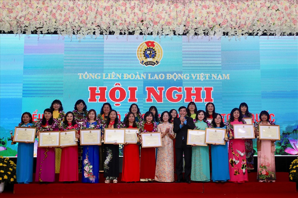 Đồng chí Trương Thị Mai – Uỷ viên Bộ Chính trị, Bí thư Trung ương Đảng, Trưởng Ban Dân vận Trung ương; đồng chí Bùi Văn Cường, Ủy viên Ban Chấp hành Trung ương Đảng, Chủ tịch Tổng LĐLĐVN trao Bằng khen cho cán bộ nữ công tiêu biểu. Ảnh: Sơn Tùng.