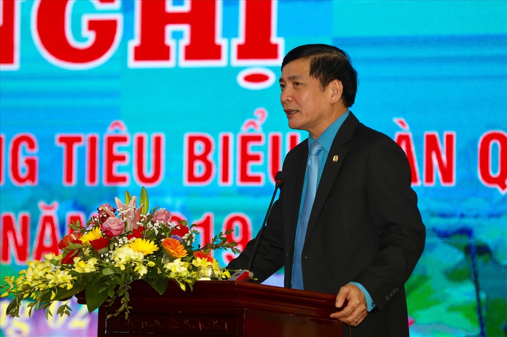 Đồng chí Bùi Văn Cường, Ủy viên Ban Chấp hành Trung ương Đảng, Chủ tịch Tổng LĐLĐVN phát biểu tại Hội nghị. Ảnh: Sơn Tùng.