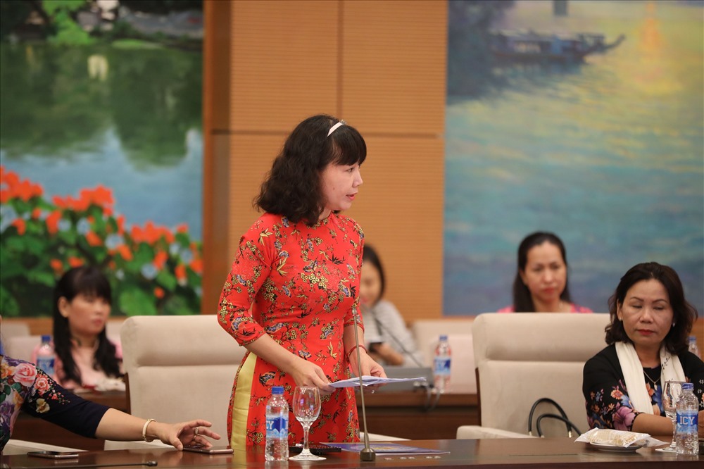 Đồng chí Lê Thị Ngọc Bích, Chủ tịch Công đoàn Công Ty TNHH May NienHsing Ninh Bình nêu kiến nghị tại buổi làm việc. Ảnh: Sơn Tùng. 