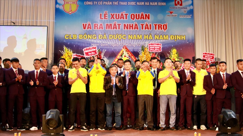 Công ty Dược Nam Hà sẽ gắn bó với đội chủ sân Thiên Trường trong 3 năm, và công khai số tiền tài trợ 20 tỷ ở mùa giải năm nay. Ảnh: T.L