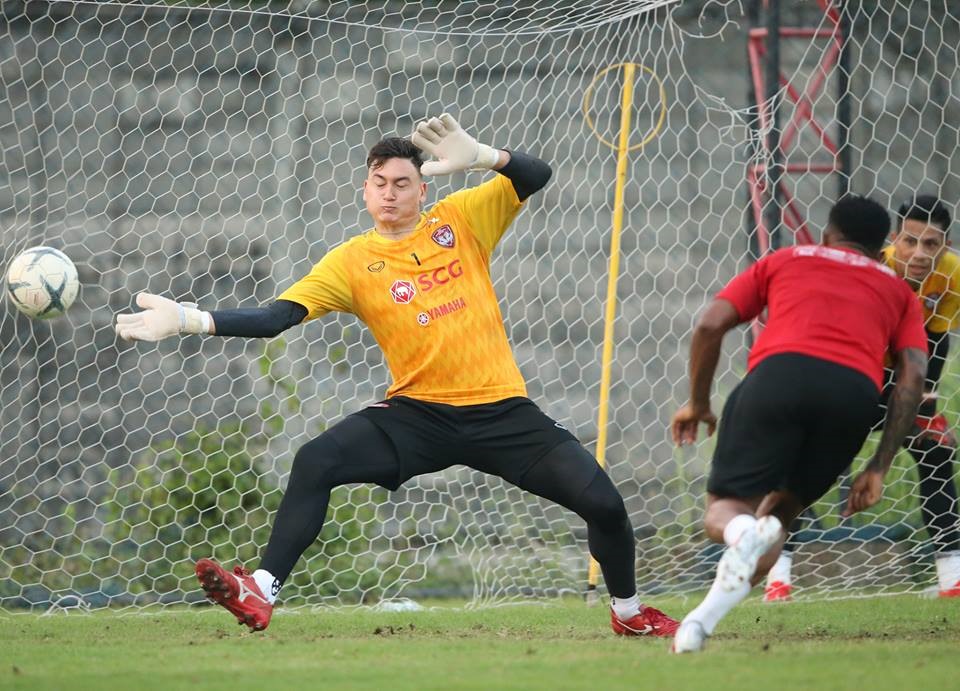 Văn Lâm nỗ lực tập luyện để giành suất bắt chính tại Muangthong United. Ảnh Muangthong United