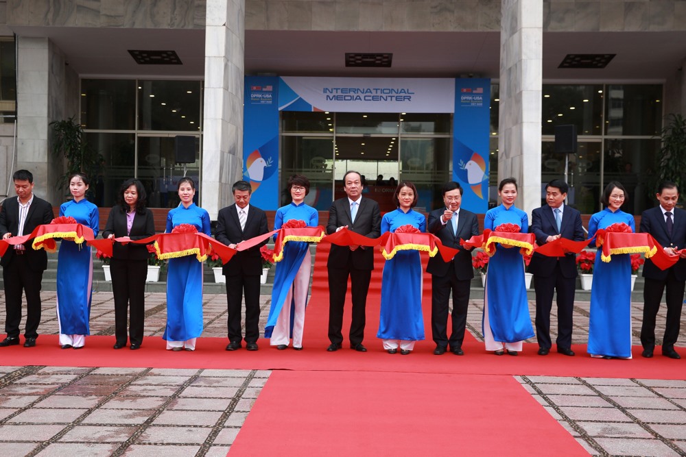 Phó Thủ tướng cho rằng, đây là cố gắng phi thường của đội ngũ cán bộ, công nhân viên chức của các bộ, ngành liên quan trong thời gian ngắn kỷ lục – chỉ khoảng 10 ngày đến hai tuần đã hoàn thành khối lượng công việc rất lớn từ các khâu an ninh, lễ tân, hậu cần. “Tôi có thể đảm bảo với các bạn phóng viên rằng, trung tâm báo chí này với các phương tiện, trang bị hiện đại nhất về mặt thông tin sẽ đảm bảo cho các bạn tiến hành tác nghiệp đầy đủ, nhanh nhất, hiệu quả nhất về tất cả các sự kiện diễn ra trong các ngày tới” - Phó Thủ tướng khẳng định.