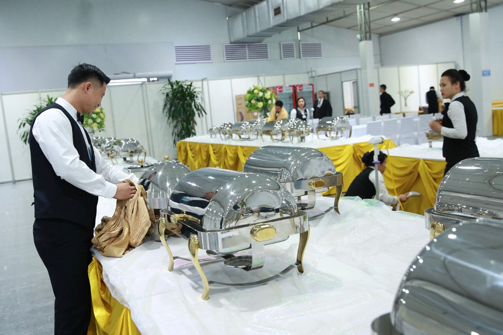 Khu nhà ăn cho phóng viên cùng các quầy giải khát tại nhiều vị trí của Trung tâm báo chí quốc tế sẵn sàng đáp ứng nhu cầu ăn, uống của phóng viên. Các phòng chức năng được thiết lập để đảm bảo tuyệt đối công tác hậu cần, an ninh, y tế…