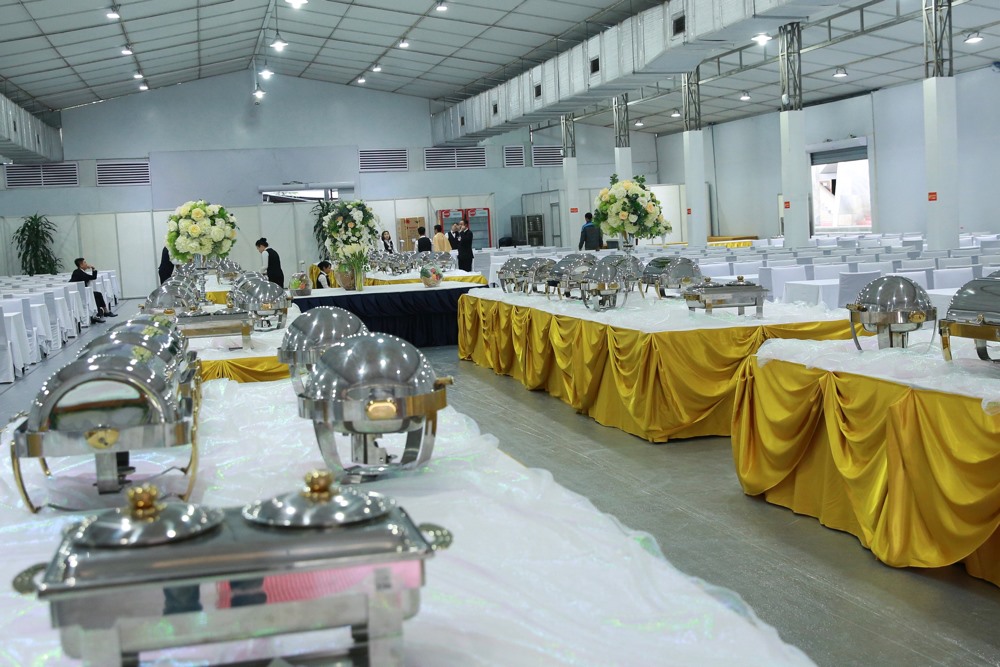 Khu nhà ăn cho phóng viên cùng các quầy giải khát tại nhiều vị trí của Trung tâm báo chí quốc tế sẵn sàng đáp ứng nhu cầu ăn, uống của phóng viên. Các phòng chức năng được thiết lập để đảm bảo tuyệt đối công tác hậu cần, an ninh, y tế…