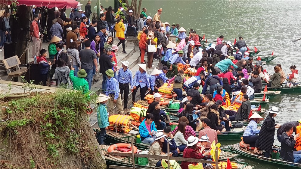 Du khách chen lấn để lên thuyền. Ảnh: NT