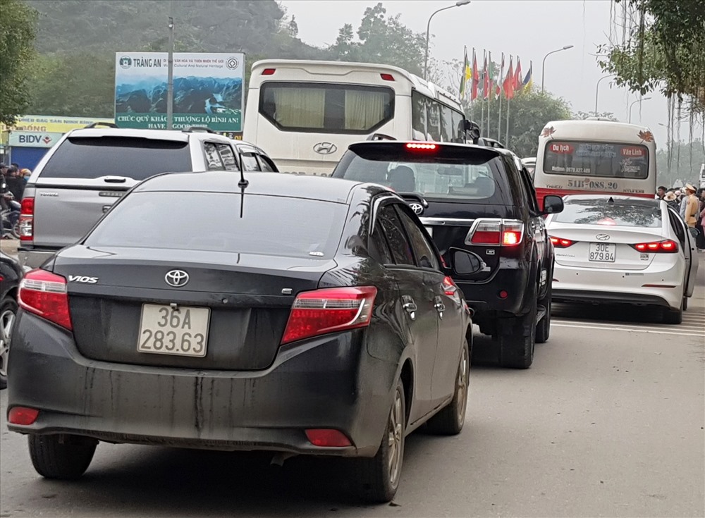 Khu vực trước cổng bến thuyền luôn trong tình trạng ách tắc. Ảnh: NT