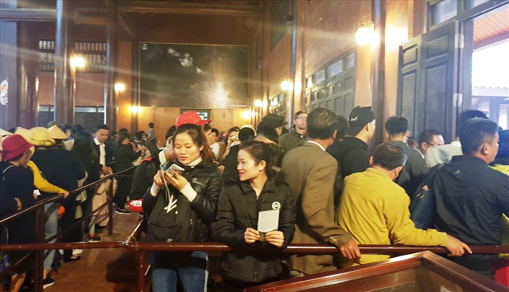 Du khách xếp hàng dài chời lên thuyền. Ảnh: NT
