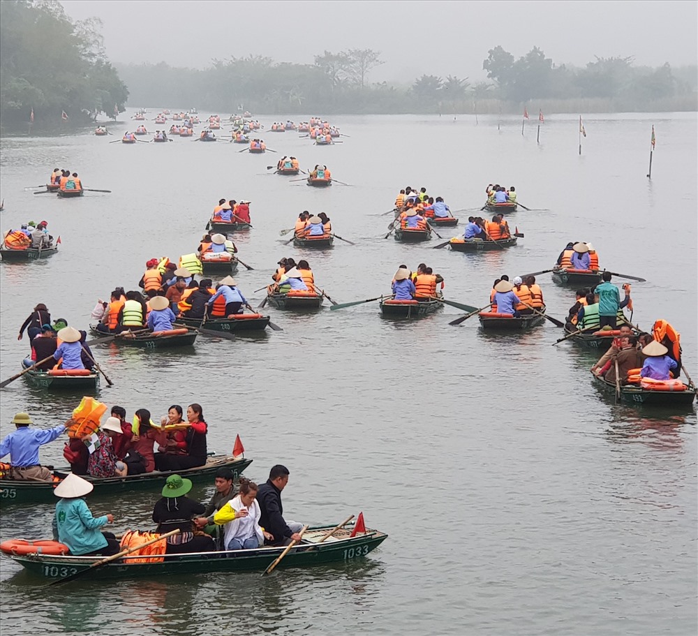 Để lên được thuyền, nhiều du khách phải xếp hàng chờ đợi cả giờ đồng hồ. Ảnh: NT