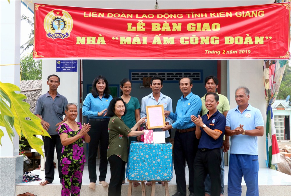 Phó chủ tịch LĐLĐ KIên Giang Nguyễn Mnh Dũng bàn giao MÂCĐ cho đoàn viên Lê Văn Dũng. Ảnh:LT
