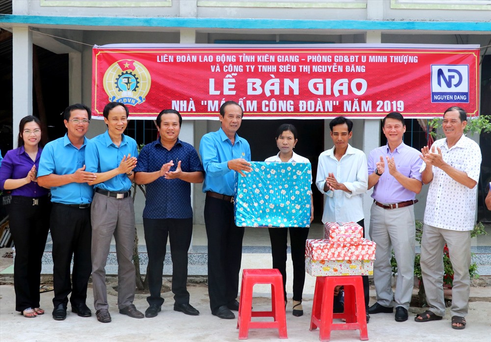 Trao MÂCĐ cho đoàn viên Lý Thị Nhớ. Ảnh: LT