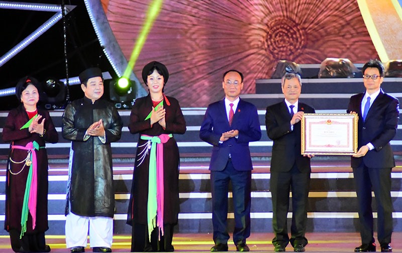 Phó Thủ tướng Vũ Đức Đam trao Bằng khen của Thủ tướng Chính phủ cho nhân dân và cán bộ tỉnh Bắc Ninh về thành tích bảo vệ và phát huy giá trị di sản văn hóa phi vật thể đại diện của nhân loại “Dân ca Quan họ Bắc Ninh”.
