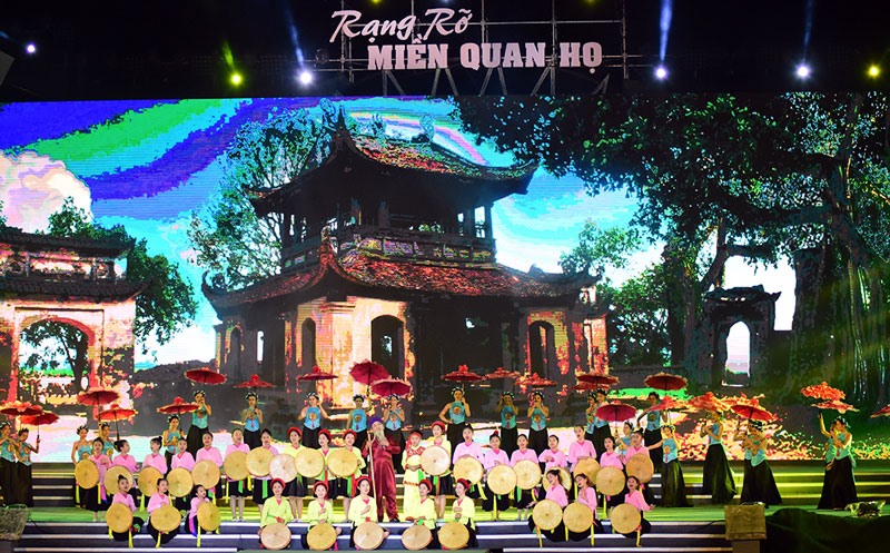 Truyền dạy hát dân ca “Trên rừng ba mươi sáu thứ chim”.