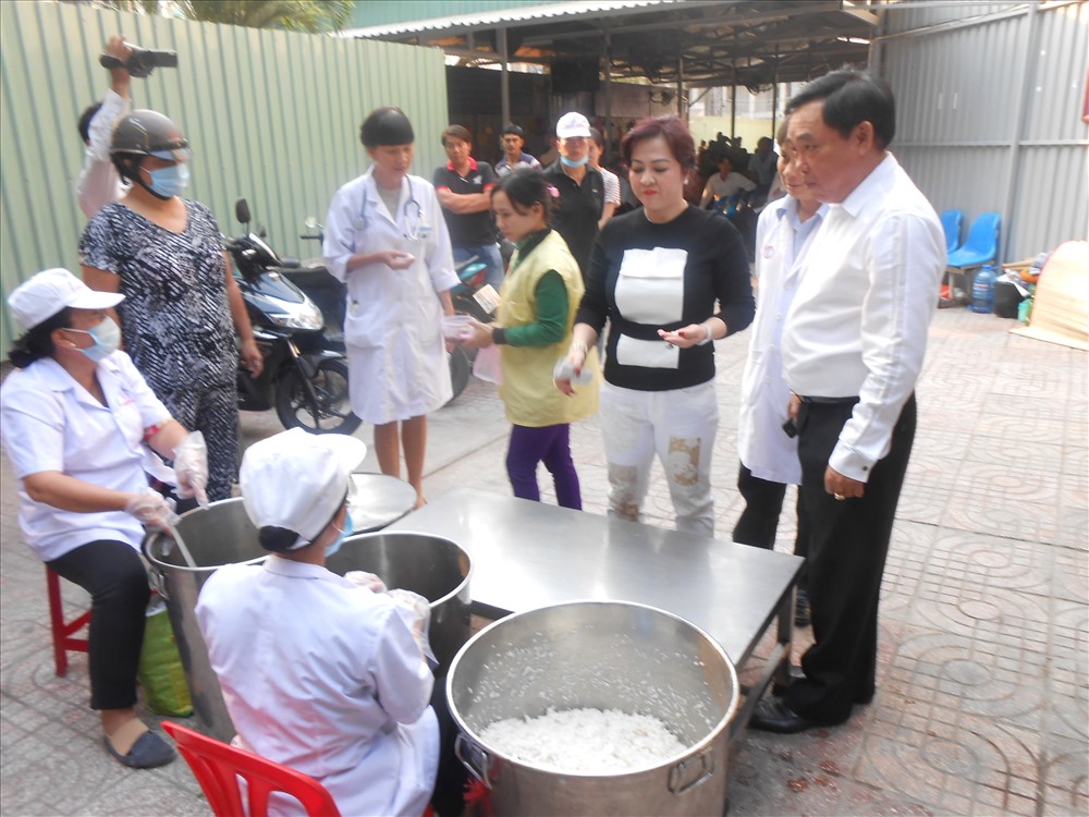 Ông Huỳnh Uy Dũng (bìa phải) và vợ là bà Nguyễn Phương Hằng (thứ 2, phải sang) trong lần tham quan, khảo sát tại Bệnh viện Chợ Rẫy , để tổ chức cung cấp hàng ngàn suất ăn từ thiện cho các bệnh viện ở TP HCM. Ảnh: H.H