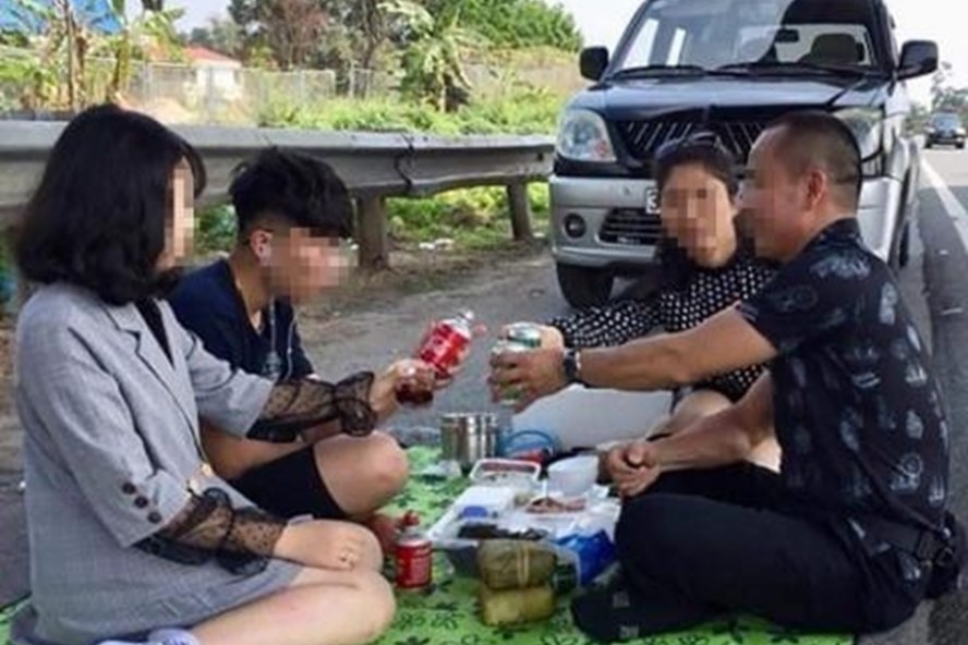 Hình ảnh cả gia đình thản nhiên dừng xe, bày tiệc trên cao tốc gây xôn xao cộng đồng mạng ngày 6.2.