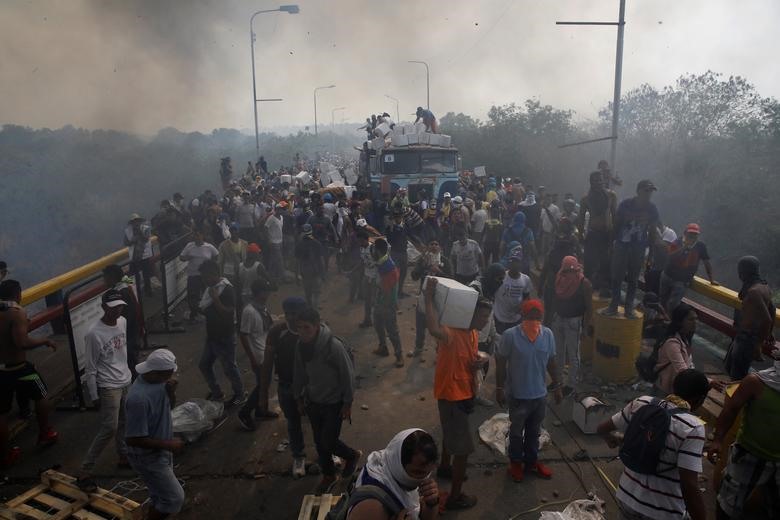 Tức giận vì chính phủ Bogota ủng hộ nhà lãnh đạo đối lập Juan Guaido, Tổng thống Venezuela Nicolas Maduro tuyên bố cắt quan hệ ngoại giao với Colombia và cho các nhà ngoại giao nước này 24 tiếng để rời khỏi Venezuela. Ảnh: Reuters.