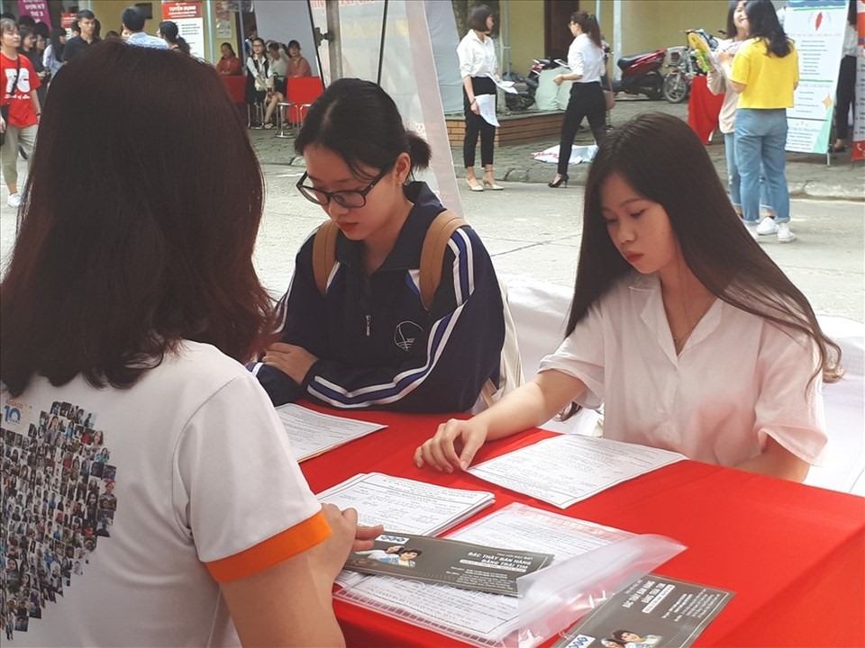 Nhà tuyển dụng hướng dẫn ứng viên nộp hồ sơ. Ảnh Anh Thư