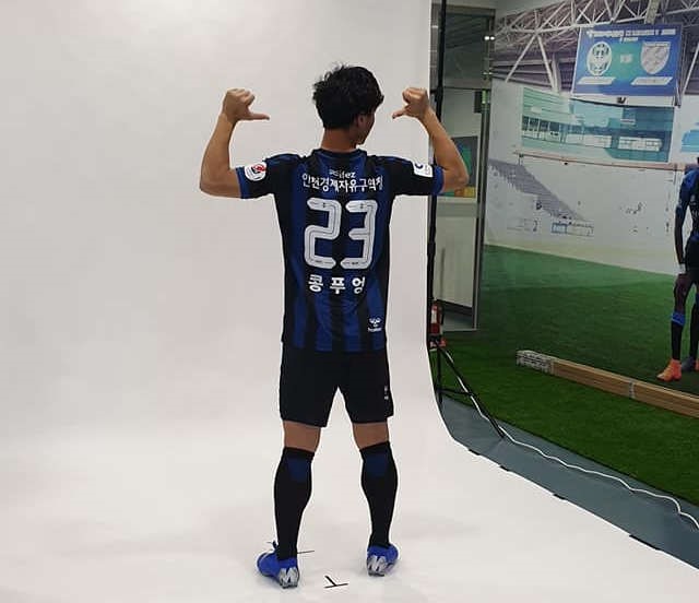 Công Phượng trong buổi chụp hình áo đấu của Incheon United. Ảnh Incheon United