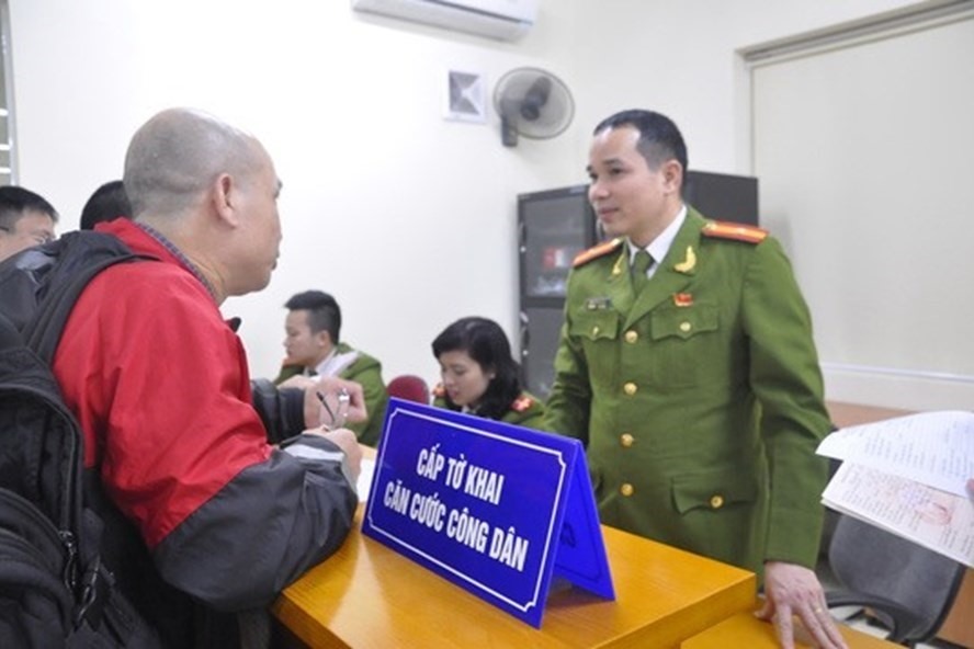 Người dân làm thẻ căn cước công dân ở Hà Nội. Ảnh: Cao Nguyên.