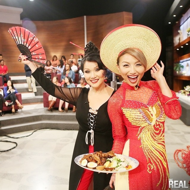 Jeannie trong tà áo dài dân tộc.