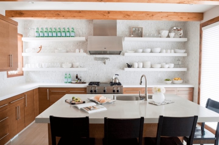 Chất liệu thạch cao màu trắng và gỗ tạo nên một không gian bếp thoáng đãng, sạch sẽ và hiện đại.  