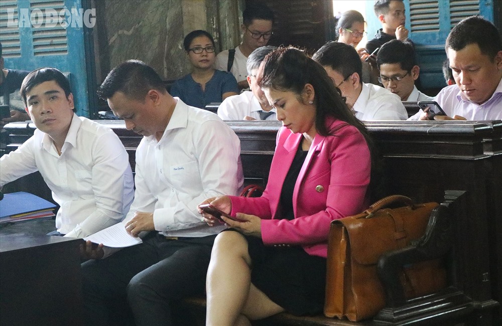 Về phía bà Lê Hoàng Diệp Thảo, bà từ chối trả lời báo chí và ngồi cùng luật sư ở ghế bên kia.