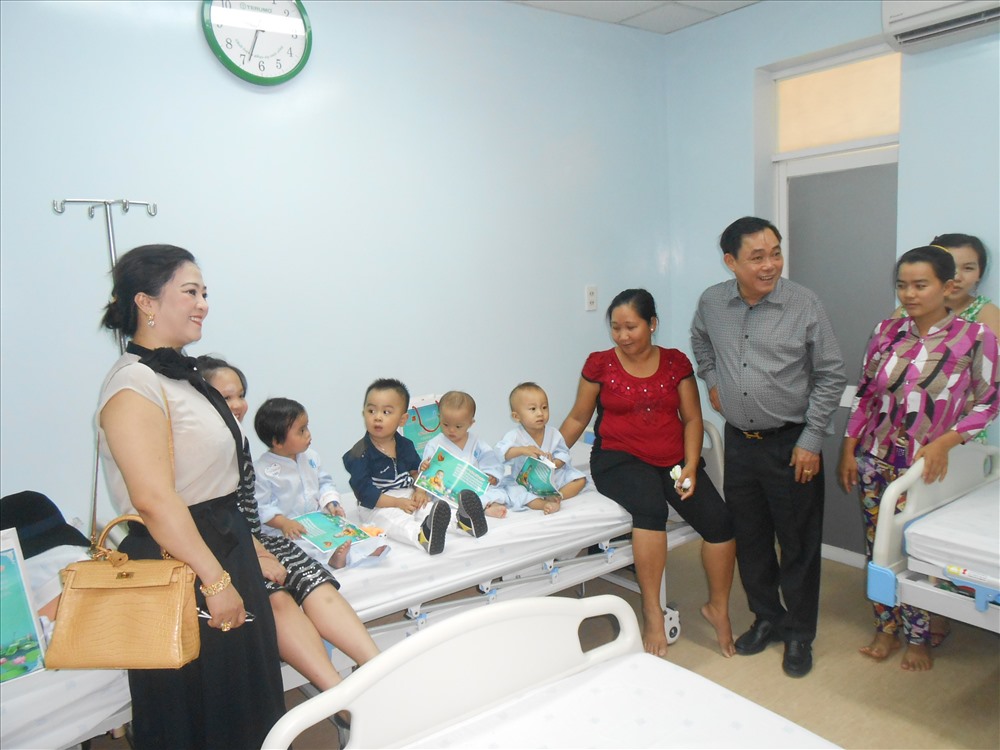 Từ năm 2015, vợ chồng ông Dũng Lò Vôi đã thành lập Quỹ thiện nguyện Huỳnh Hằng Hữu, với việc tài trợ hàng chục tỷ đồng mỗi năm để mổ tim miễn phí cho hàng ngàn trẻ em trên cả nước. Ảnh: H.H