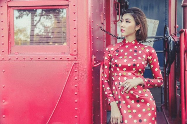 Bộ ảnh được thực hiện ở Mỹ trong trang phục áo dài của nhà thiết kế Thủy Nguyễn.