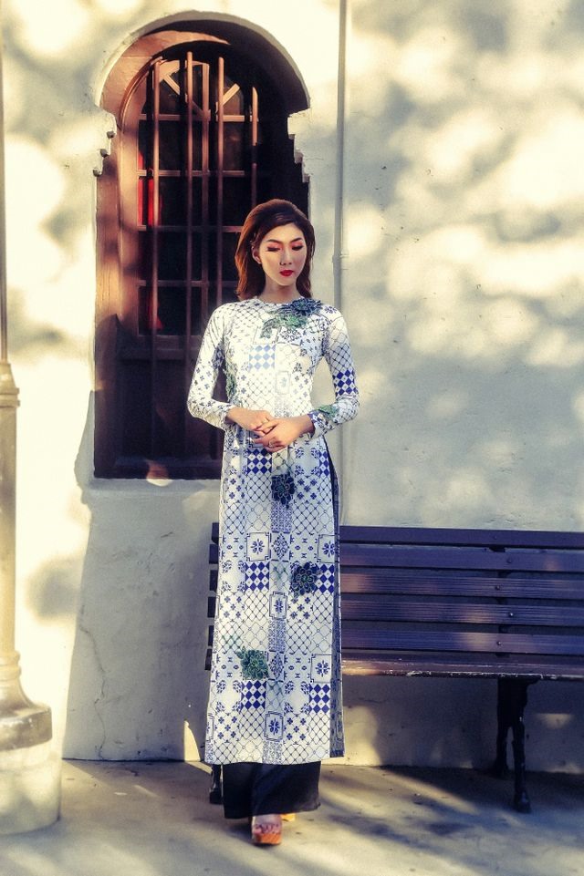 Ngọc Duyên đằm thắm trong tà áo dài.