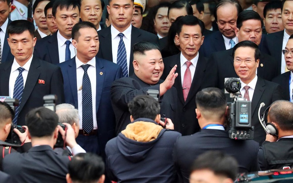 Ngay từ khi đặt chân xuống ga Đồng Đăng, chủ tịch Kim Jong-un đã vui vẻ, vẫy tay chào người dân có mặt tại đây. Ảnh: Tô Thế.