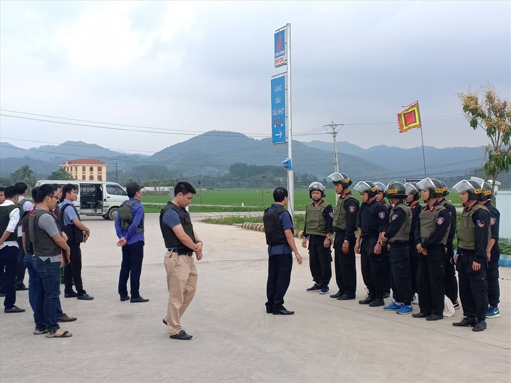 Lực lượng đánh án triển khai lực lượng bắt nhóm đối tượng vận chuyển ma túy sử dụng vũ khí nóng cố thủ trong xe chiều 15.2