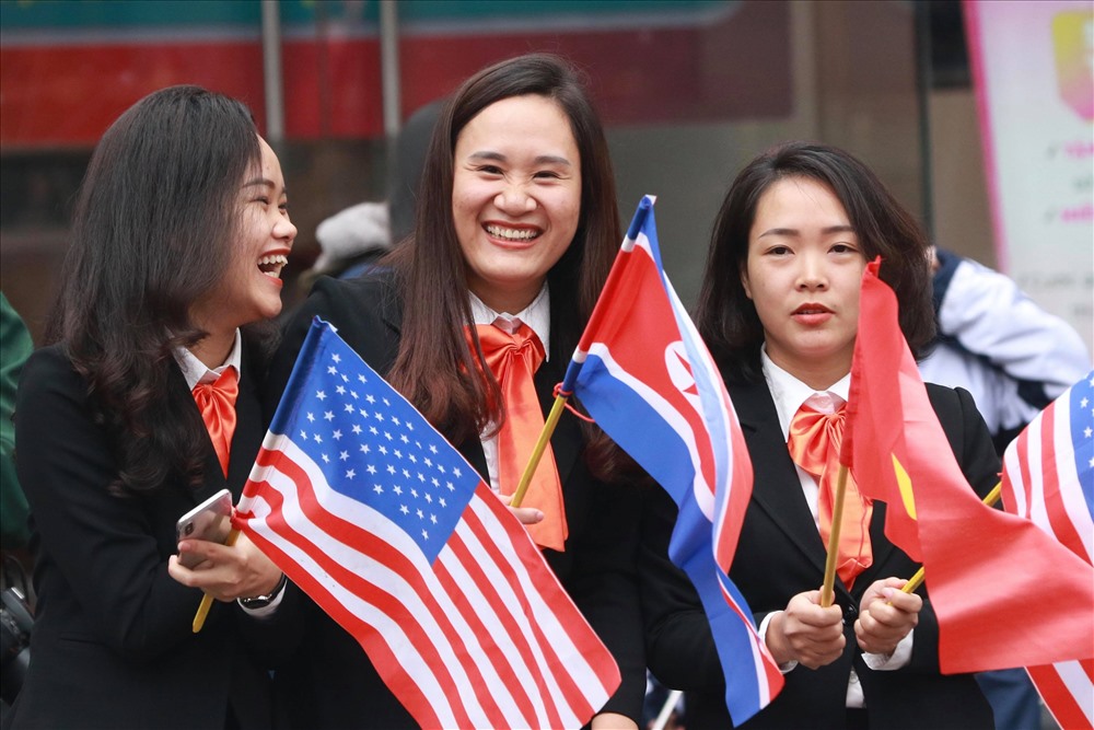Dù phải chờ đợi rất lâu nhưng nhiều người thể hiện sự vui tươi, rạng rỡ. Ảnh: Nguyễn Hà