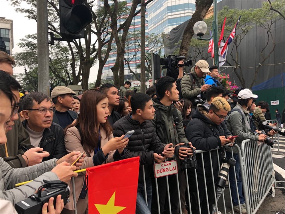 9h tại Lạng Sơn: Chủ tịch Kim Jong-un được người dân nhiệt liệt chào đón.