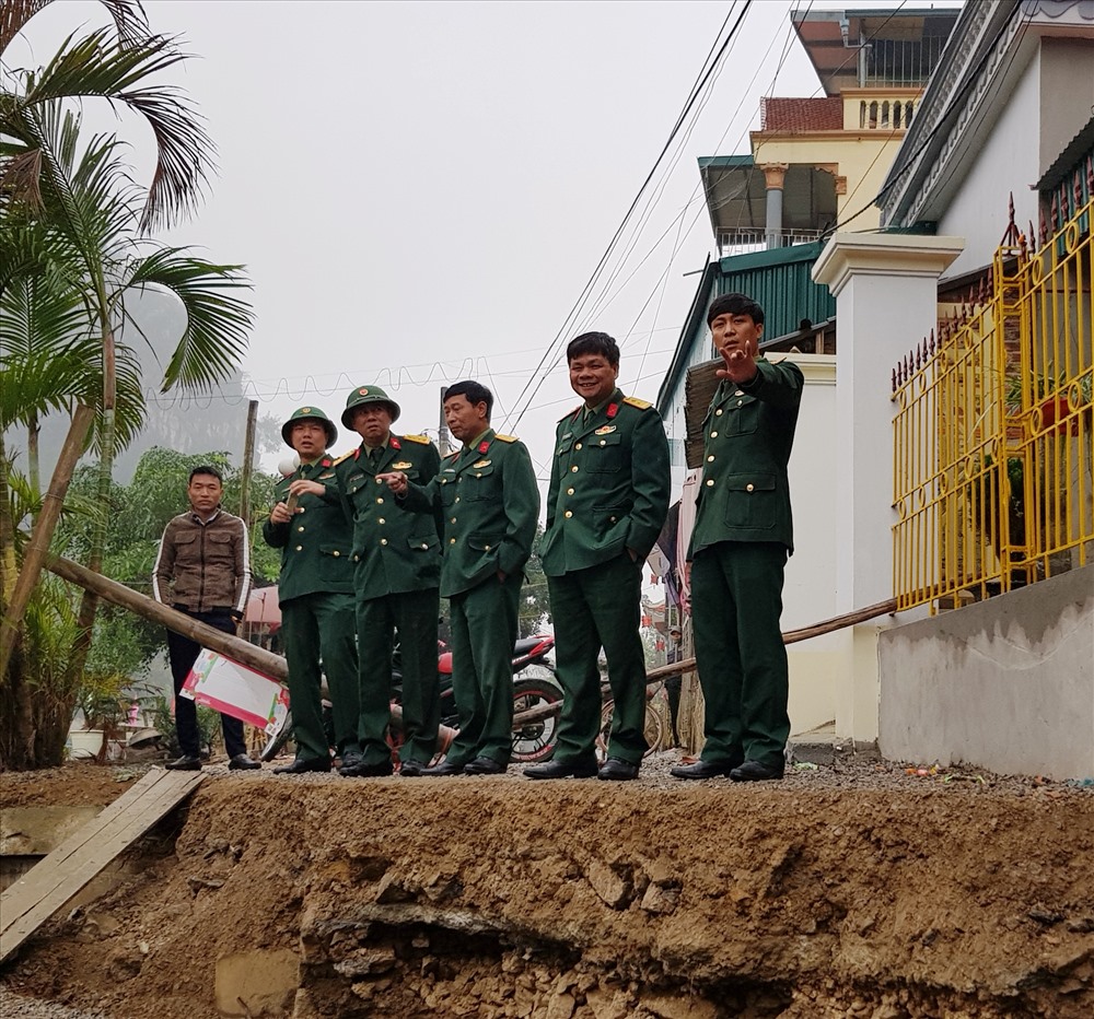 Lực lượng chức năng kiểm tra hiện trường, bàn biện pháp khắc phục. Ảnh: NT
