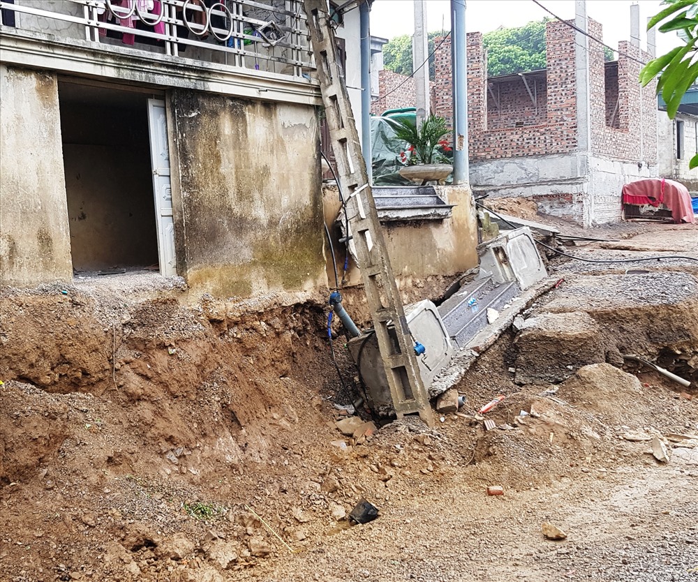 Hệ thống cột điện, ống nước bị hư hỏng. Ảnh: NT