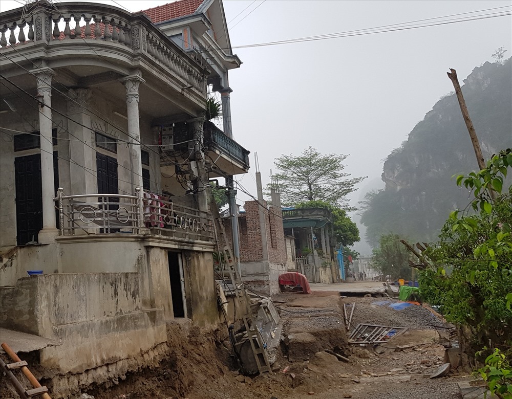 Nhiều nhà dân bị sụt, lún vào đến tận của. Ảnh: NT