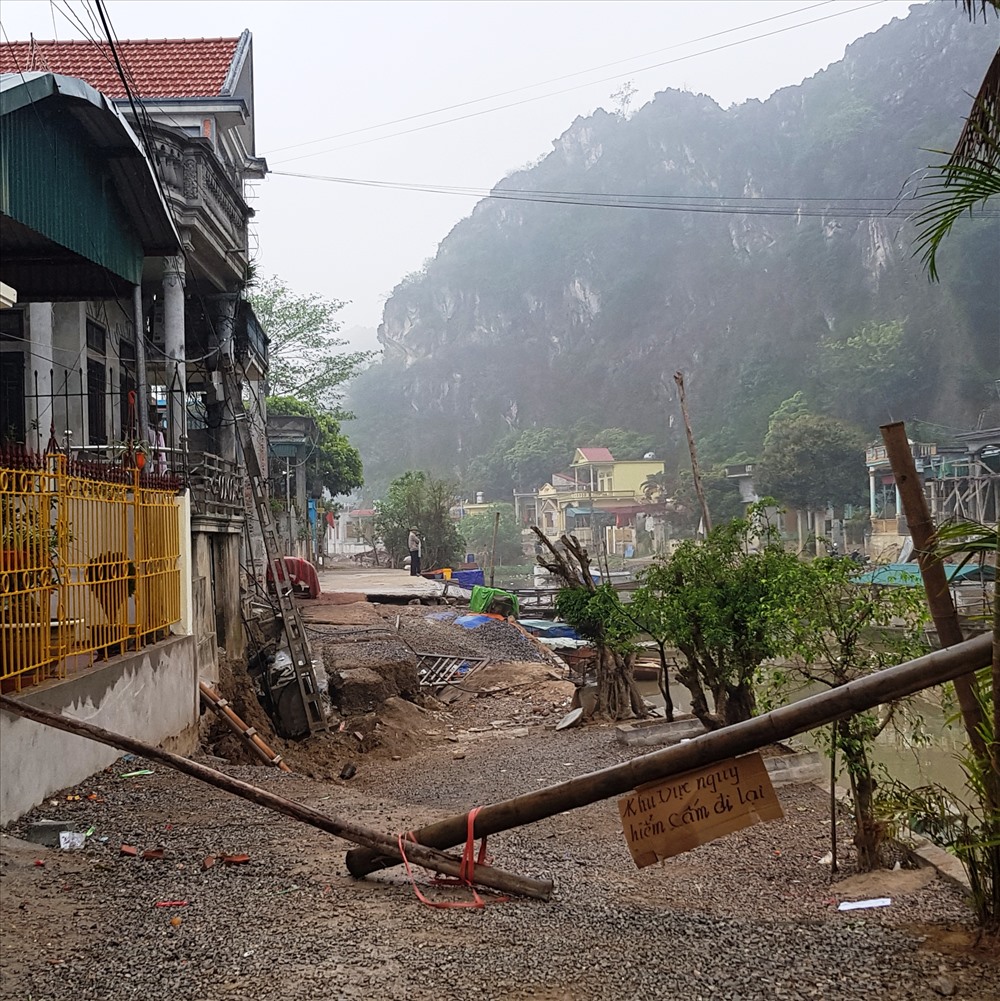 Chính quyền địa phương phải lập chốt ngăn không cho người dân và phương tiện qua lại. Ảnh: NT