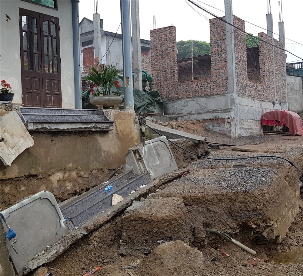 Nhiều điểm bị sụt, lún sâu gần 2m. Ảnh: NT