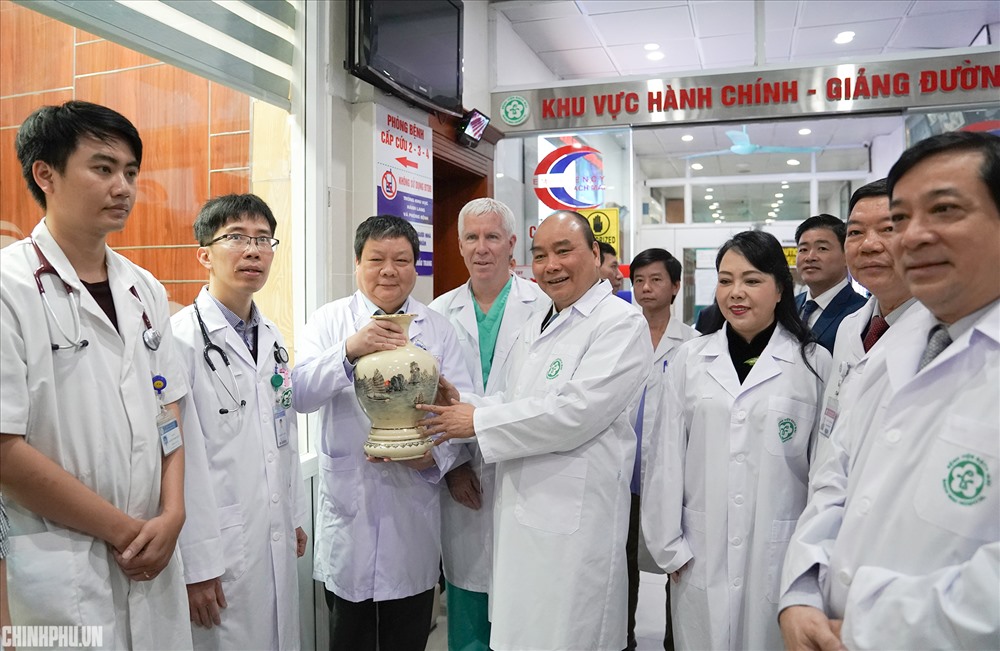 Thủ tướng tặng hoa chúc mừng y bác sĩ nhân ngày 27.2