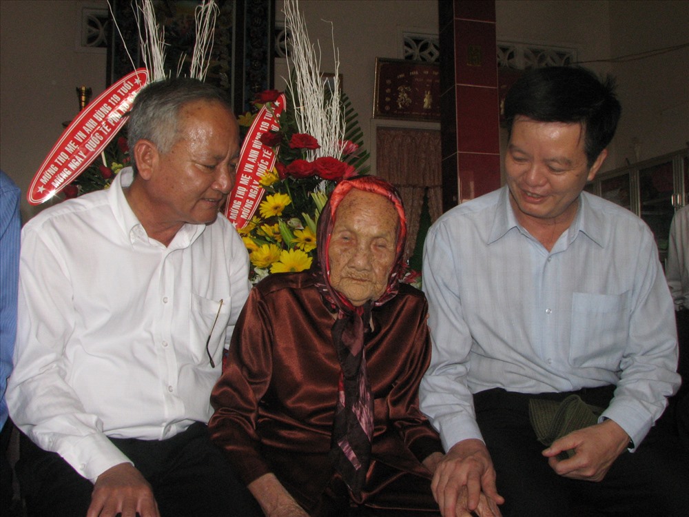 Lãnh đạo tỉnh Long An bên mẹ Viết.