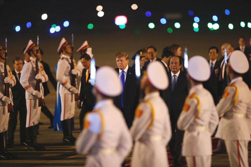 Tổng thống Mỹ Donald Trump và Bộ trưởng, Chủ nhiệm Văn phòng Chính phủ Mai Tiến Dũng tại sân bay Nội Bài. Ảnh: Sơn Tùng.