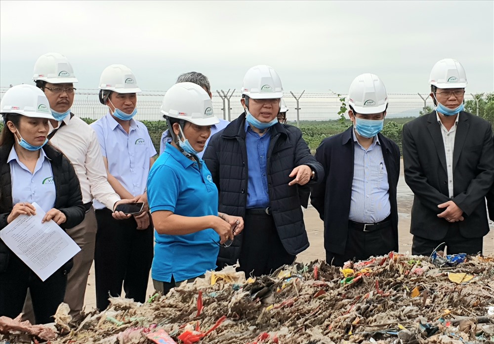 Bộ trưởng Trần Hồng Hà thăm Dự án nhà máy phân loại xử lý rác thải, sản xuất biogas phát điện và phân bón khoáng hữu cơ trên địa bàn huyện Bố Trạch, tỉnh Quảng Bình. Ảnh: Lê Phi Long