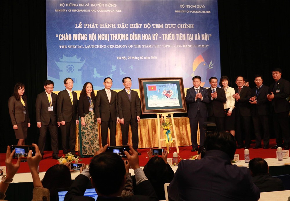 Bộ tem “Chào mừng thượng đỉnh Mỹ - Triều Tiên tại Hà Nội” do các họa sĩ của Tổng công ty bưu điện Việt Nam thiết kế. Ảnh: Hải Nguyễn.