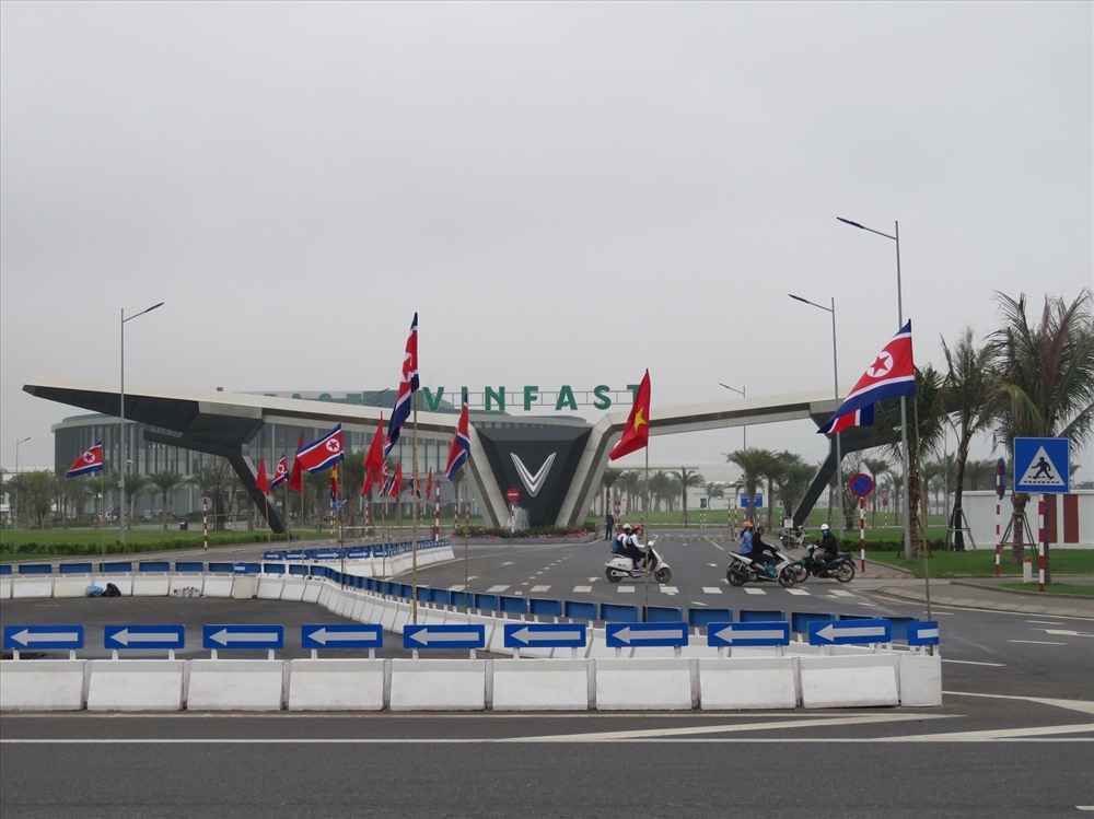 Trước cổng nhà máy ô tô Vinfast