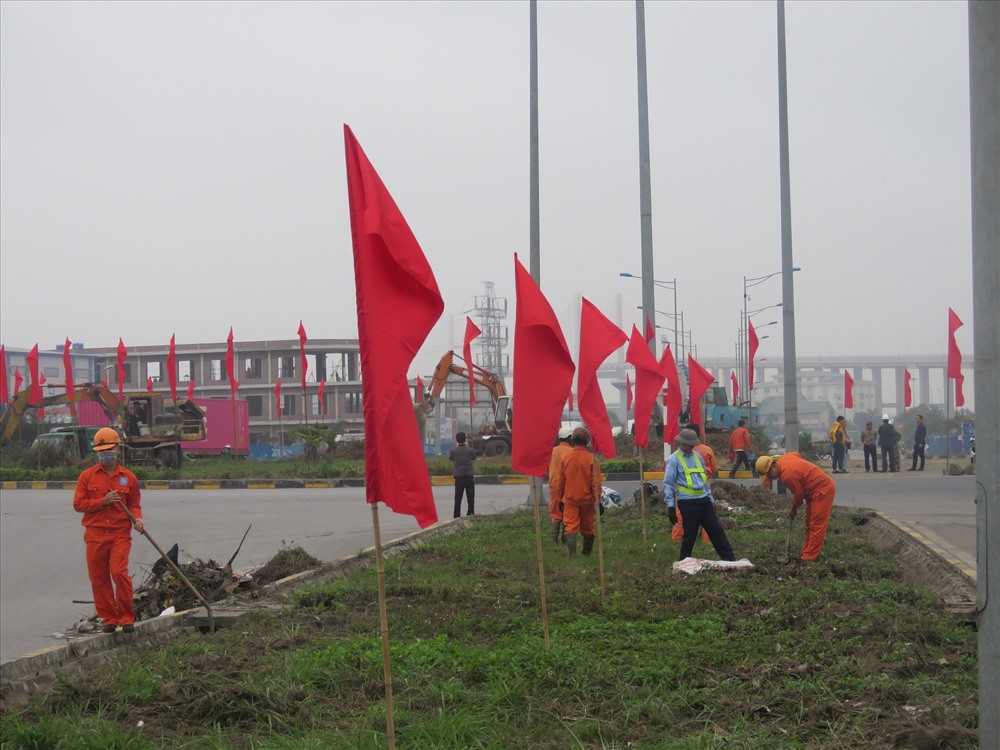 Rác được dọn dẹp trước khi đoàn lãnh đạo cao cấp đến thăm Hải Phòng - ảnh HH