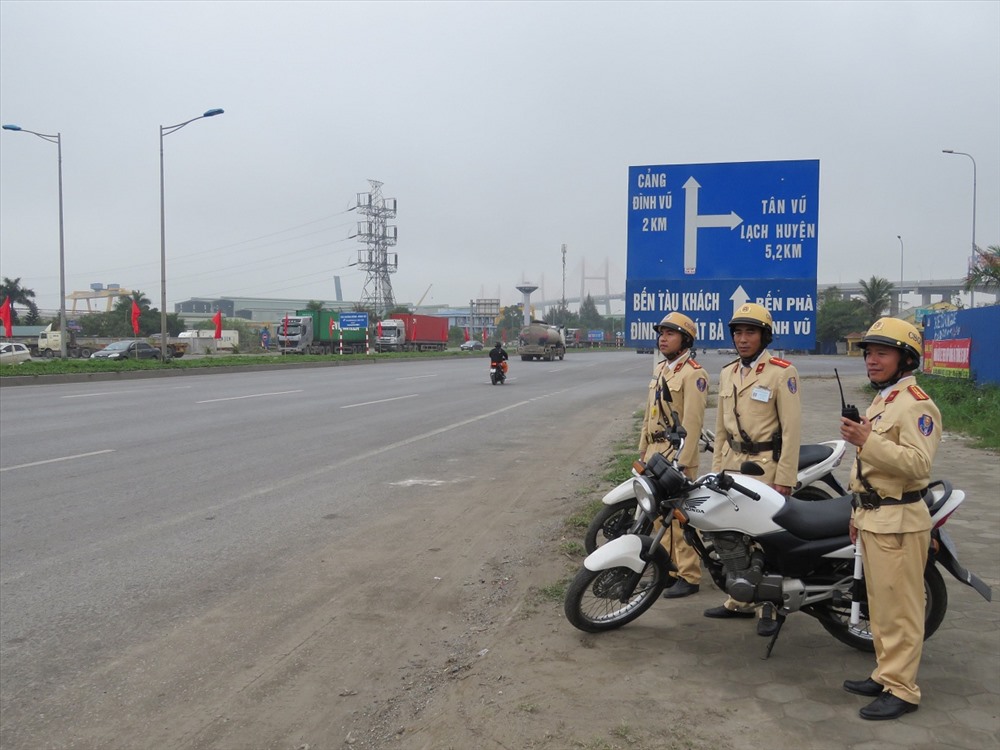 Cảnh sát giao thông đã tập trung phân luồng, ứng trực tại ngã ba đoạn cao tốc Hà Nội - Hải Phòng xuống
