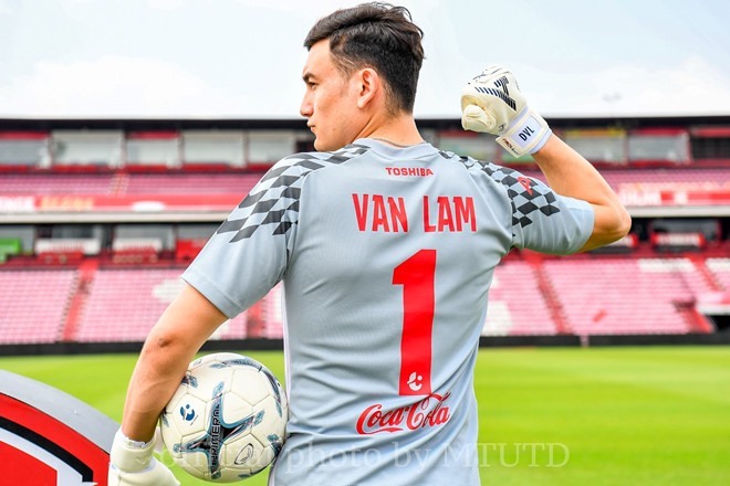 Văn Lâm là cầu thủ đắt giá nhất Việt Nam khi chuyển sang Muangthong United. Ảnh Muangthong United