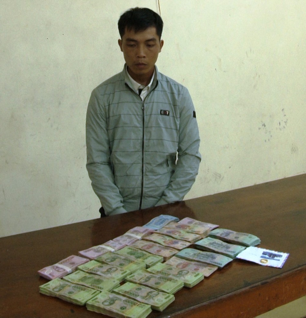 Đối tượng Nguyễn Văn Tính và tang vật thu giữ. Ảnh: NT